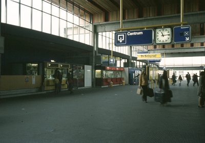801815 Interieur van het nieuwe Centraal Station (N.S.-station Utrecht C.S.) te Utrecht: stationshal.